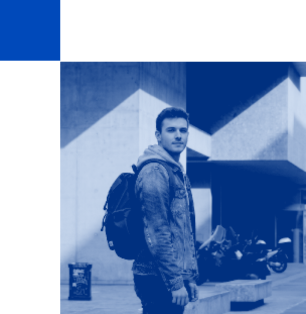 Uno studente con lo zaino nel cortile del campus
