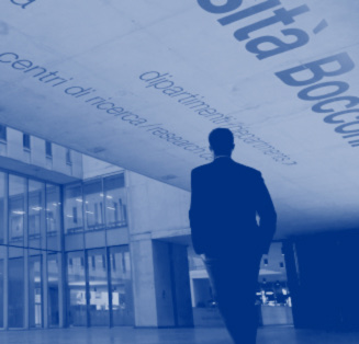 Nunzio Quaranta, visto di spalle, entra nell’edificio dell’Università Bocconi