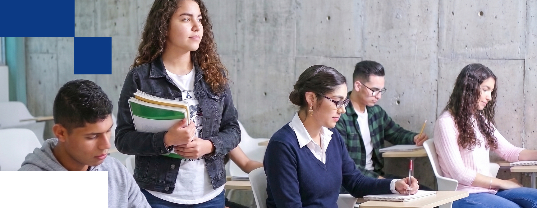 Uno studente con lo zaino sulla soglia di un ingresso vetrato