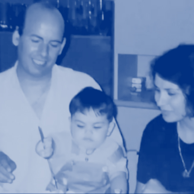 Una vecchia fotografia di famiglia: un uomo, una donna e un bambino piccolo
