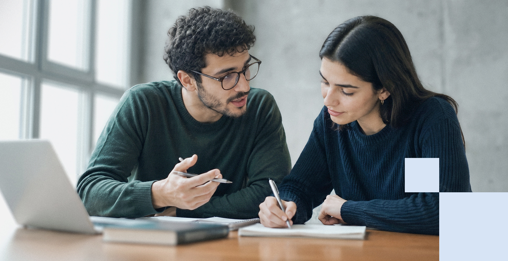 Due studenti studiano insieme davanti a un portatile