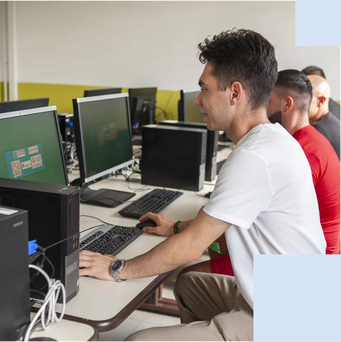Studenti al lavoro in un’aula informatica
