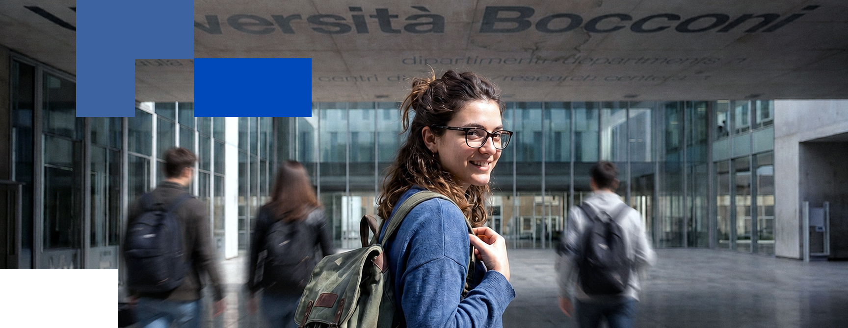 Una studentessa davanti all’ingresso dell’Università Bocconi